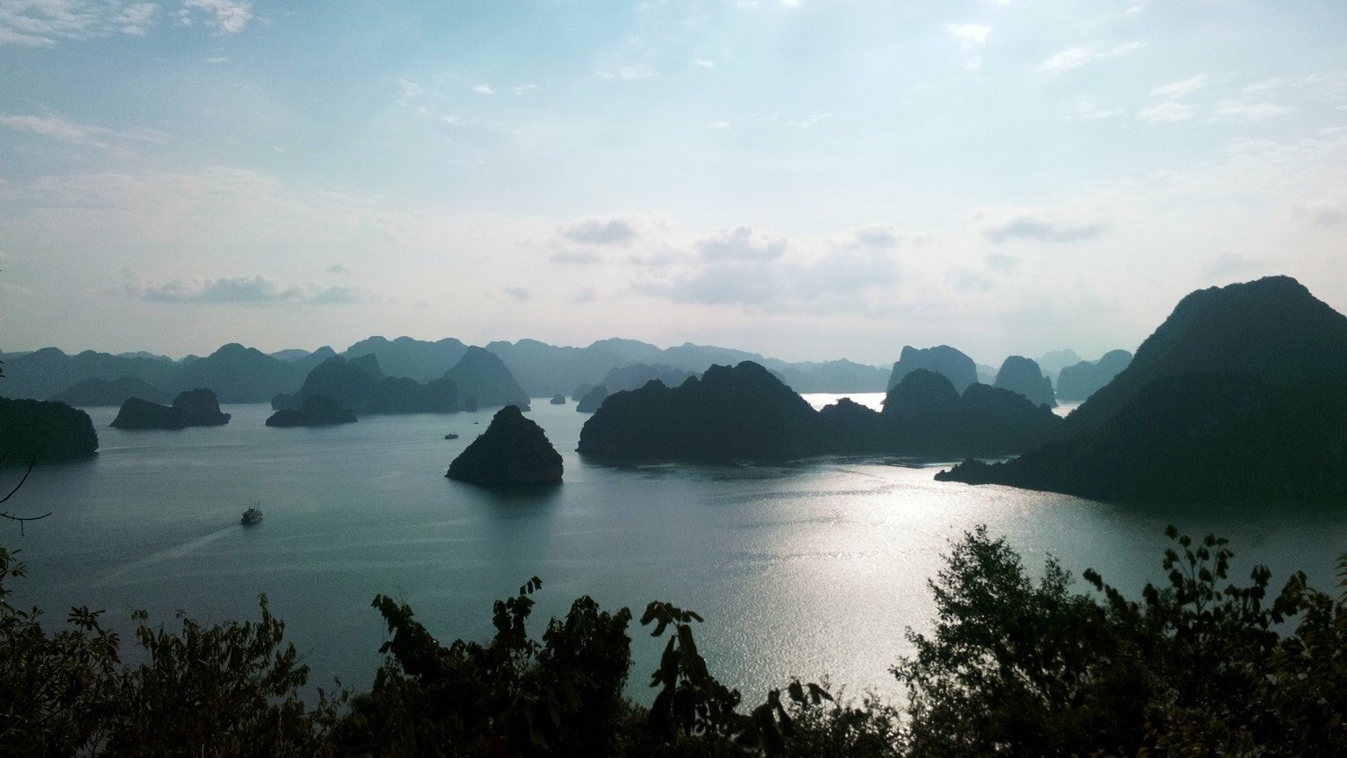 Love me Vietnam - The Pirate bay and the Dragon's cave. Halong Bay and Tito's Island